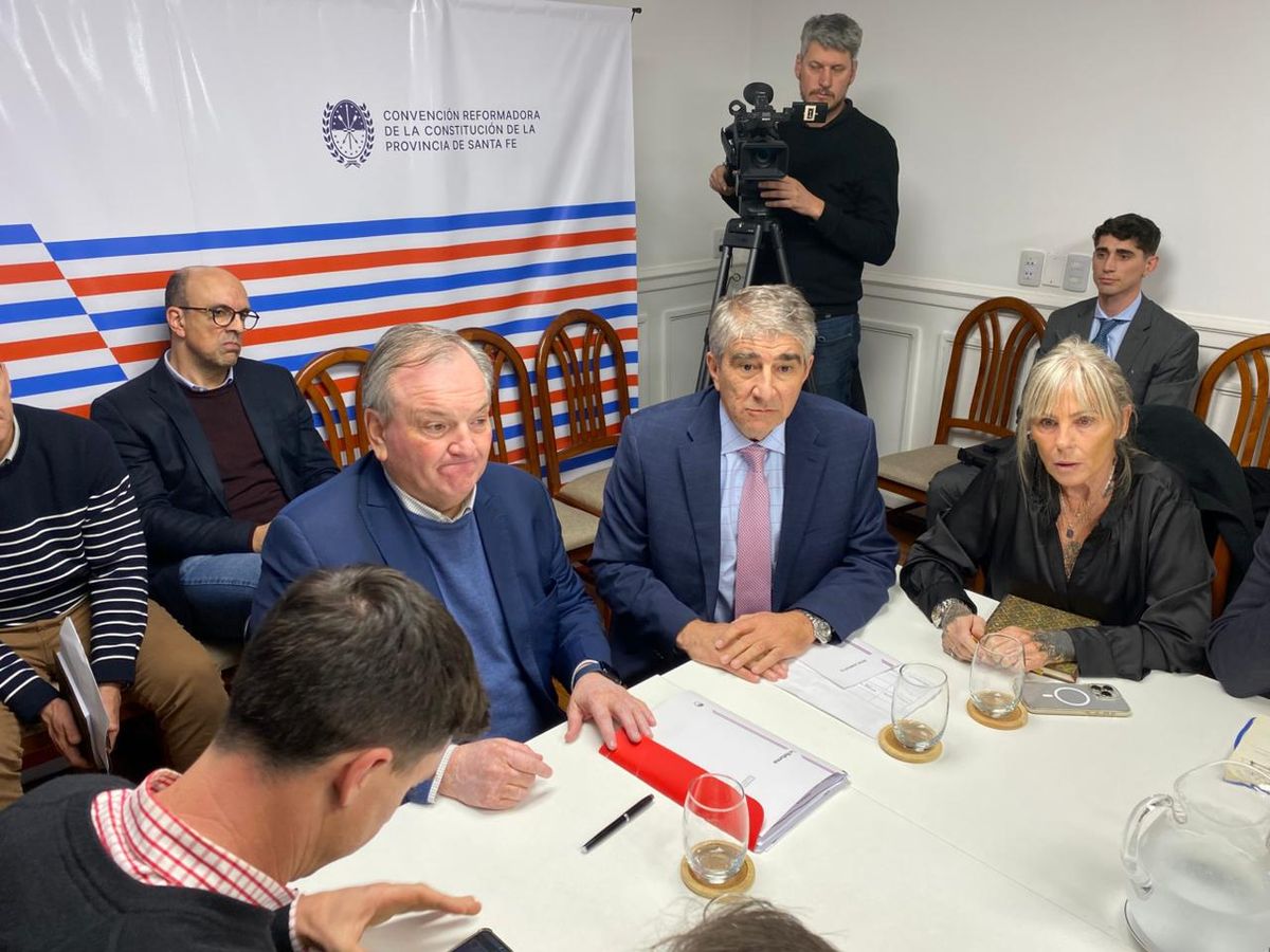 Primera reunión de la Comisión de Labor Parlamentaria, que integran el Presidente de la Comisión y los titulares de cada bloque Primera reunión de la Comisión de Labor Parlamentaria, que integran el Presidente de la Comisión y los titulares de cada bloque