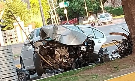 Este jueves por la madrugada, un hombre de 32 años sufrió un fuerte accidente en la ciudad de Rosario. Este jueves por la madrugada, un hombre de 32 años sufrió un fuerte accidente en la ciudad de Rosario.
