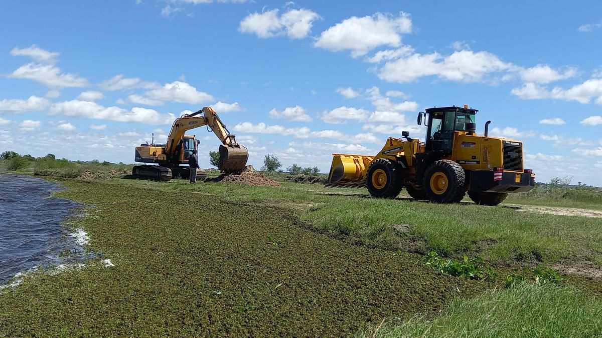 Las primeras tareas son de movimiento y acopio de suelo para trasladalo a diferentes defensas que lo requieran.&nbsp;