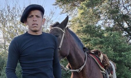 Tras volverse viral, el peón rural Víctor Díaz consiguió trabajo fuera del país. Tras volverse viral, el peón rural Víctor Díaz consiguió trabajo fuera del país.