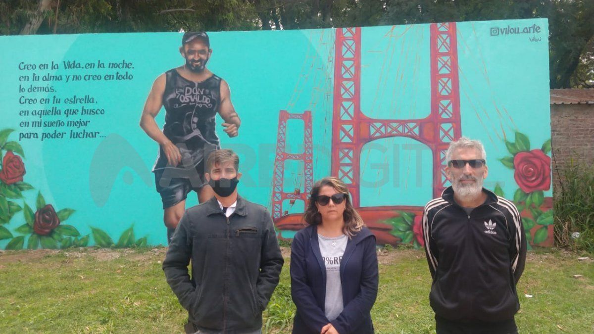 Jan Kubiak, presidente del club donde se inauguró el mural; Andrea, la esposa de José Bustos; y Eduardo Vilou, el artista. 