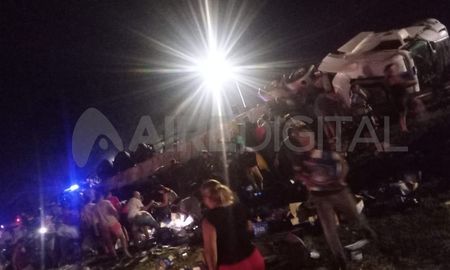 Ruta 11: saquearon la carga del camión volcado en Candioti Ruta 11: saquearon la carga del camión volcado en Candioti