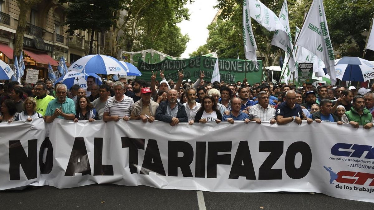 Marcha y protesta en el Congreso por el aumento de las tarifas