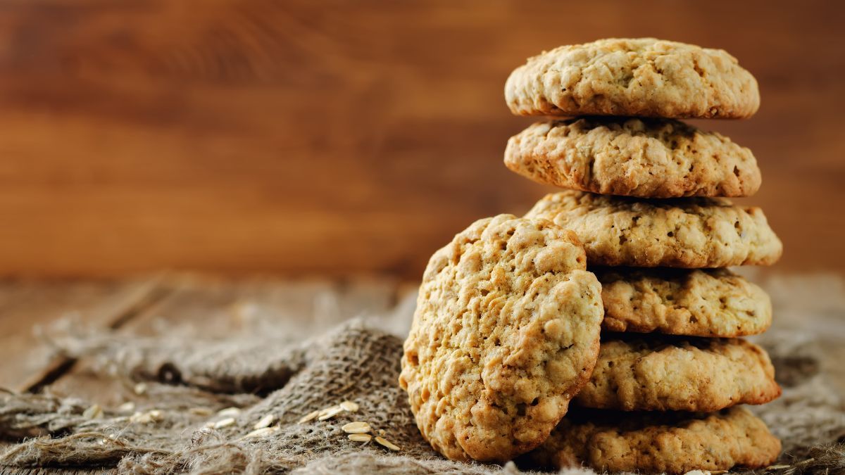 La receta de galletitas de avena y limón que se preparan con pocos ingredientes.