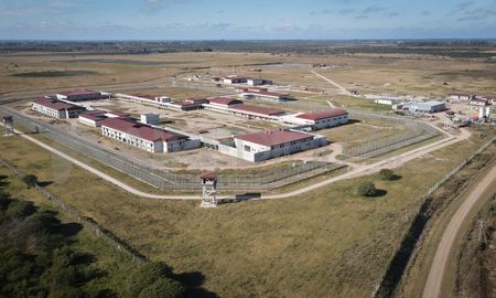 A ocho años del inicio de los trabajos, estaba previsto que en octubre finalicen las obras de construcción de la nueva cárcel federal de Coronda. A ocho años del inicio de los trabajos, estaba previsto que en octubre finalicen las obras de construcción de la nueva cárcel federal de Coronda.
