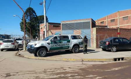 Varios móviles de la Gendarmería custodiaron la entrada y salida del edificio. Varios móviles de la Gendarmería custodiaron la entrada y salida del edificio.
