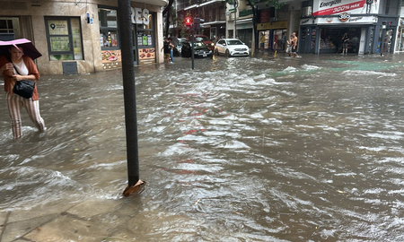 Las intensas lluvias en Buenos Aires dejaron las calles, las casas y los subtes bajo agua. Las intensas lluvias en Buenos Aires dejaron las calles, las casas y los subtes bajo agua.