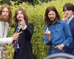 Los actores del biopic de Los Beatles recrearon la portada del disco Abbey Road en Londres. Los actores del biopic de Los Beatles recrearon la portada del disco Abbey Road en Londres.