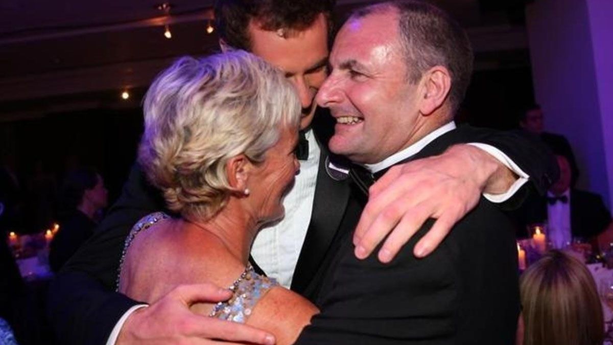 Tras conquistar Wimbledon 2013, su madre Judy y su padre William (divorciados desde hacía varios años) se reencontraron y festejaron con su hijo durante la cena posterior al certamen, que se realizó en el Hotel Intercontinental de Londres. Tras conquistar Wimbledon 2013, su madre Judy y su padre William (divorciados desde hacía varios años) se reencontraron y festejaron con su hijo durante la cena posterior al certamen, que se realizó en el Hotel Intercontinental de Londres.