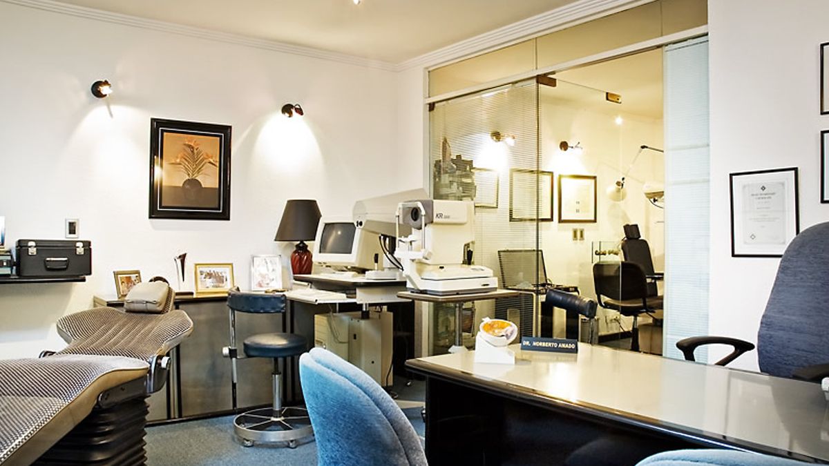 El oftalm&oacute;logo Sebasti&aacute;n Amado