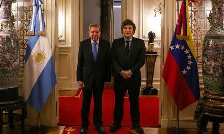 Edmundo González Urrutia junto a Javier Milei en la Casa Rosada. Edmundo González Urrutia junto a Javier Milei en la Casa Rosada.