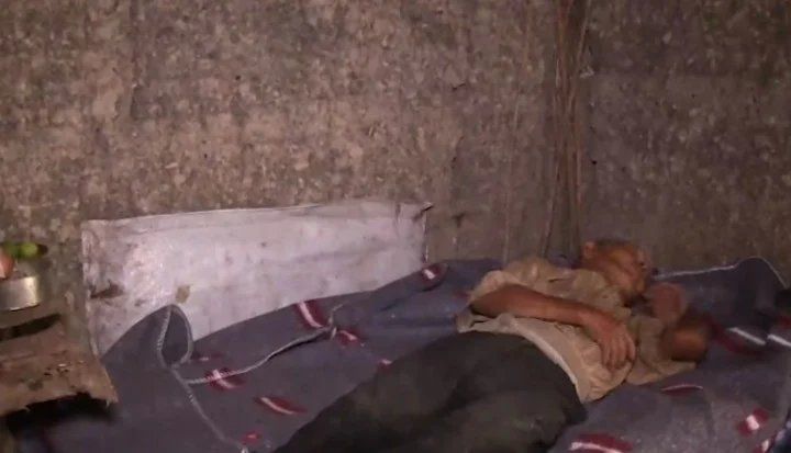 No tiene electricidad ni lujos en su vivienda. Foto: Captura TV