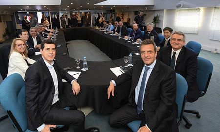 La fórmula de Unión por la Patria (UxP) integrada por Sergio Massa y Agustín Rossi tuvo este miércoles un fuerte respaldo por parte de gobernadores oficialistas y fuerzas aliadas. La fórmula de Unión por la Patria (UxP) integrada por Sergio Massa y Agustín Rossi tuvo este miércoles un fuerte respaldo por parte de gobernadores oficialistas y fuerzas aliadas.