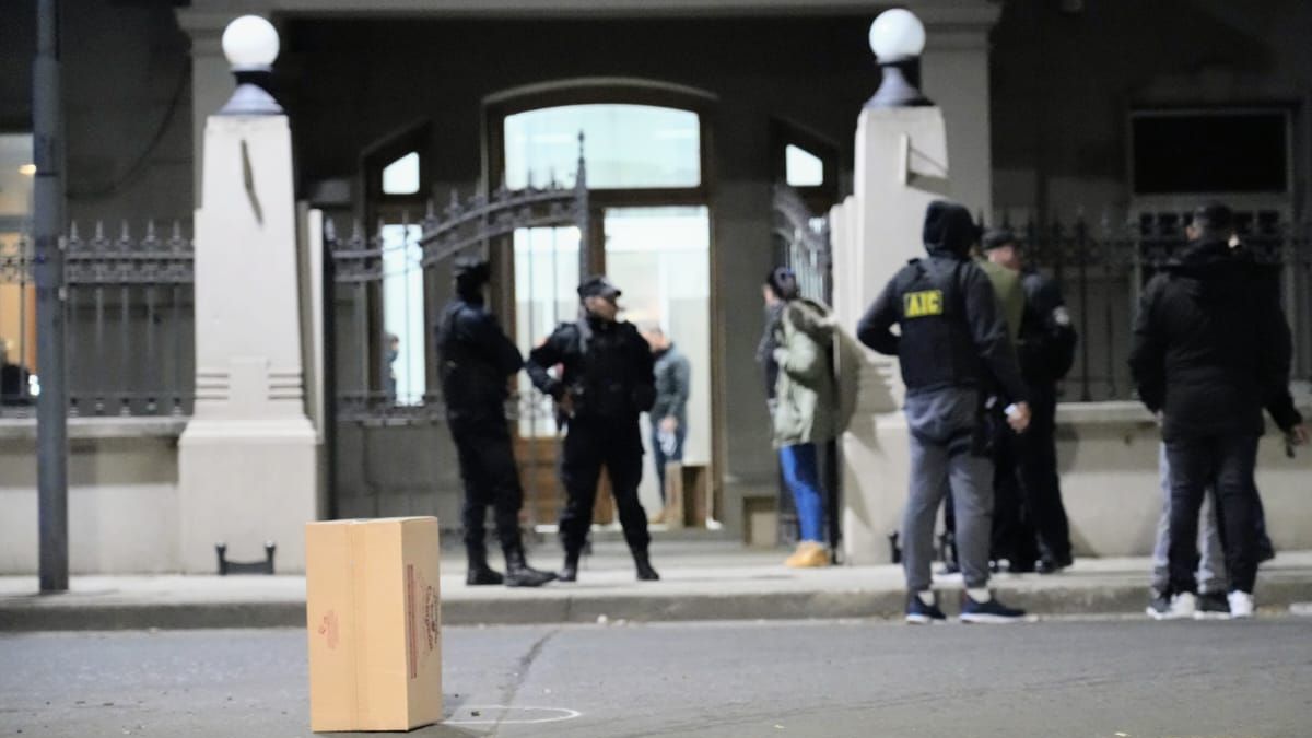 El edificio de la AIC en Rosario fue atacada a balazos, horas antes de que Guille Cantero recibiera una nueva condena como instigador de un crimen. El edificio de la AIC en Rosario fue atacada a balazos, horas antes de que Guille Cantero recibiera una nueva condena como instigador de un crimen.