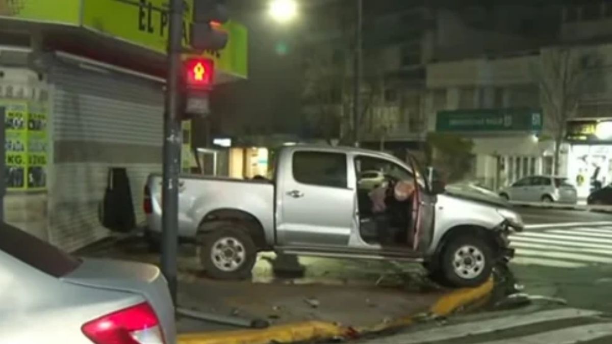 El choque fue tan fuerte que un vehículo terminó en la vereda.