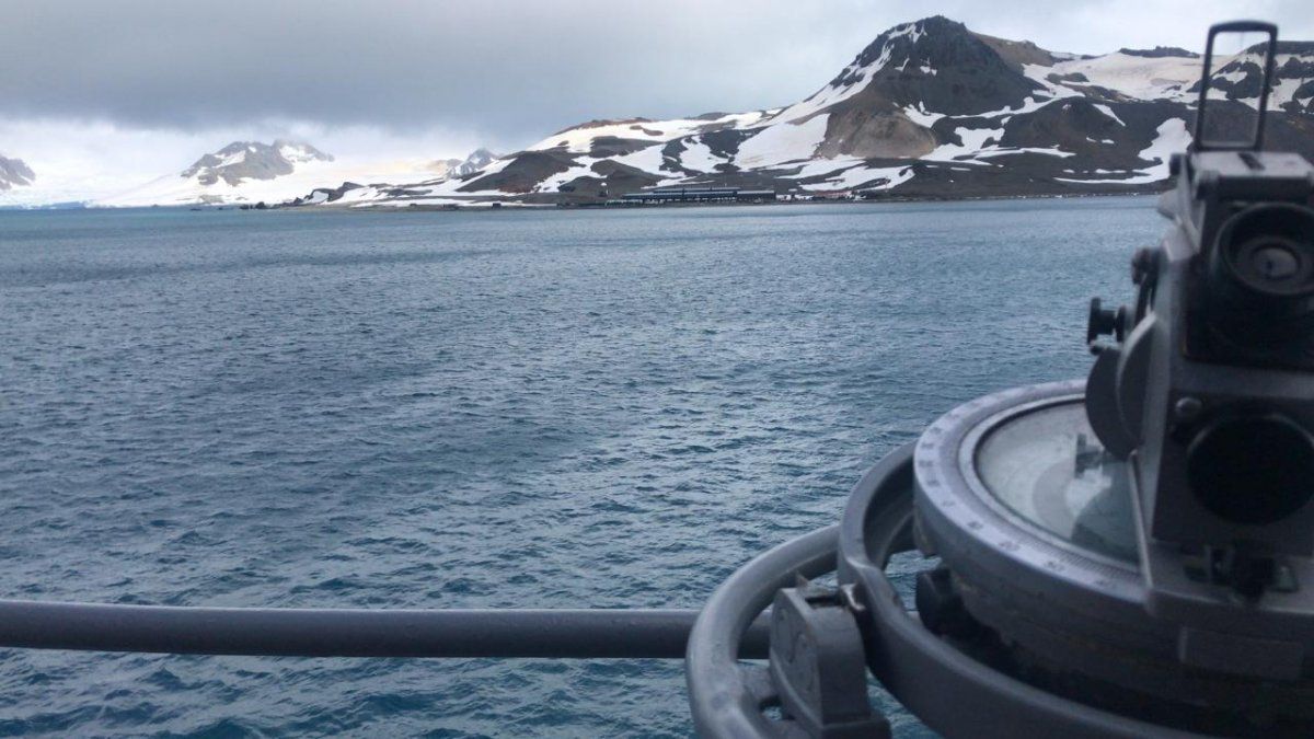 El Aviso "Puerto Argentino" navegó por zonas de difícil acceso para poder rescatar al soldado herido en la Antártida.