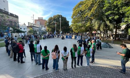 A 48 años del inicio de las rondas de las Madres de Plaza de Mayo, se realizó una conmemoración en Santa Fe. A 48 años del inicio de las rondas de las Madres de Plaza de Mayo, se realizó una conmemoración en Santa Fe.