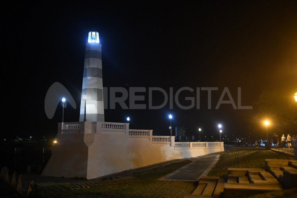El Faro de la Costanera de Santa Fe se volvió a iluminar desde este lunes a las 20. 