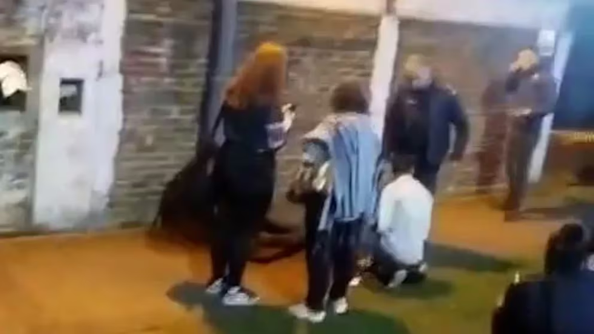 El delincuente recibió dos tiros, para luego ser trasladado al hospital. El delincuente recibió dos tiros, para luego ser trasladado al hospital.