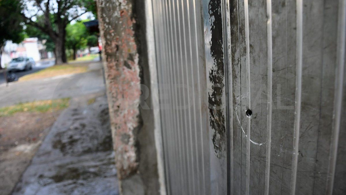 El hombre abrió la puerta y fue atacado a balazos.