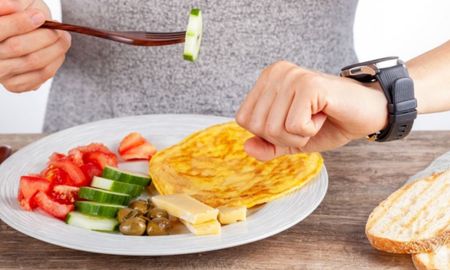 El ayuno intermitente consiste en ayunar durante 14 o 16 horas y concentrar las comidas en las horas restantes. El ayuno intermitente consiste en ayunar durante 14 o 16 horas y concentrar las comidas en las horas restantes.