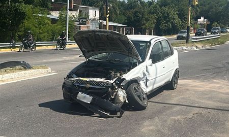 Un fuerte accidente de tránsito se registró este martes durante la siesta en el ingreso a la localidad de Rincón. Un fuerte accidente de tránsito se registró este martes durante la siesta en el ingreso a la localidad de Rincón.