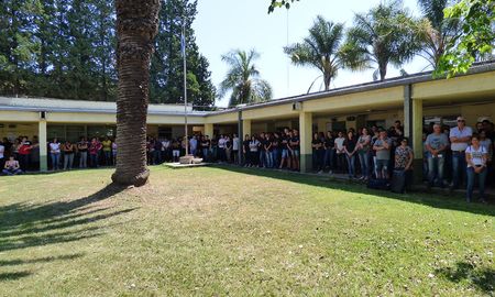 Este viernes, a las 11 de la mañana, los estudiantes de la Facultad de Ciencias Veterinarias de la UNL, ubicada en la ciudad de Esperanza, realizarán una marcha en reclamo de la habilitación de la presencialidad en las aulas universitarias. Este viernes, a las 11 de la mañana, los estudiantes de la Facultad de Ciencias Veterinarias de la UNL, ubicada en la ciudad de Esperanza, realizarán una marcha en reclamo de la habilitación de la presencialidad en las aulas universitarias.