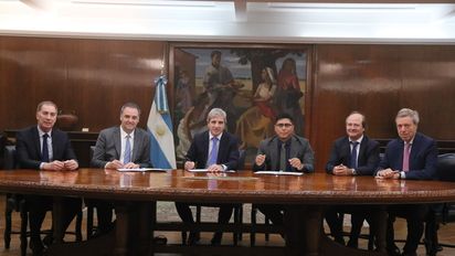 Neuquén y Santa Cruz firmaron con Nación la quita de las retenciones al petróleo