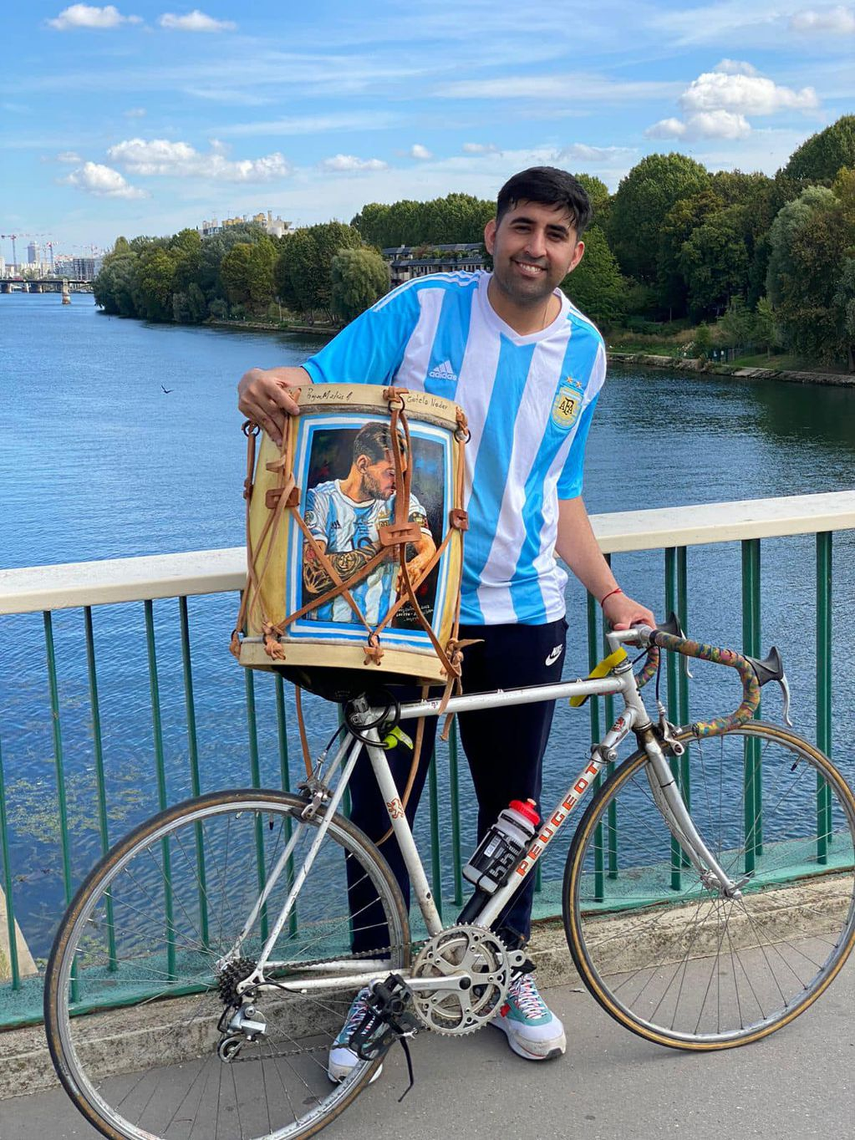 Matías Agustín Rojas viajó en bici por Francia para llegar a la casa de Leo Messi. Foto: Matías Agustín Rojas