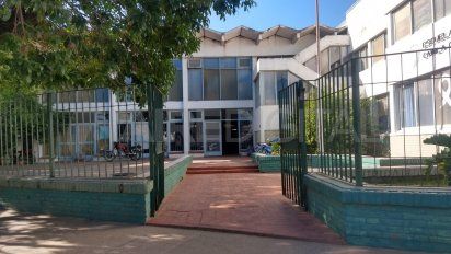 La Escuela N° 76 Camila Cáceres de Ballarini está ubicada en Vieytes 5300. Durante el fin de semana vandalizaron el comedor.