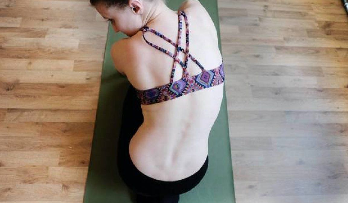 Muchas posturas de yoga ayudan a aliviar el dolor