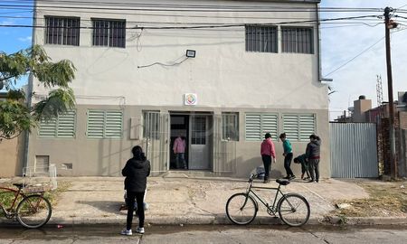 Robaron motos en un bachillerato de adultos en el barrio Los Hornos.