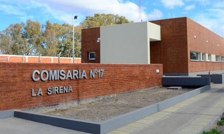 La desaparición de la joven fue denunciada ante las autoridades de la comisaría 17 del barrio La Sirena. La desaparición de la joven fue denunciada ante las autoridades de la comisaría 17 del barrio La Sirena.