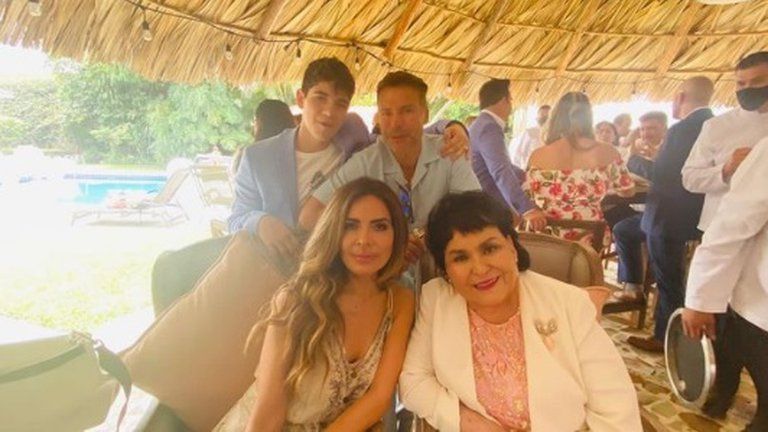 La lujosa primera comunión de hija de Itatí Cantoral en donde Gloria Trevi fue madrina.