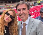 Un periodista argentino abandonó un móvil en vivo para sacarse una foto con Shakira. Un periodista argentino abandonó un móvil en vivo para sacarse una foto con Shakira.