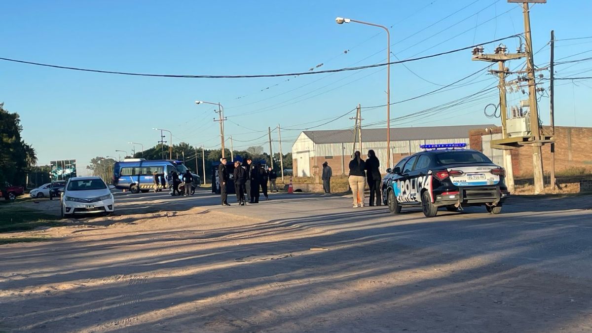 Un motociclista murió este lunes a la mañana tras impactar contra rodado en la intersección de ruta 2 y 5, en jurisdicción de Monte Vera. Un motociclista murió este lunes a la mañana tras impactar contra rodado en la intersección de ruta 2 y 5, en jurisdicción de Monte Vera.
