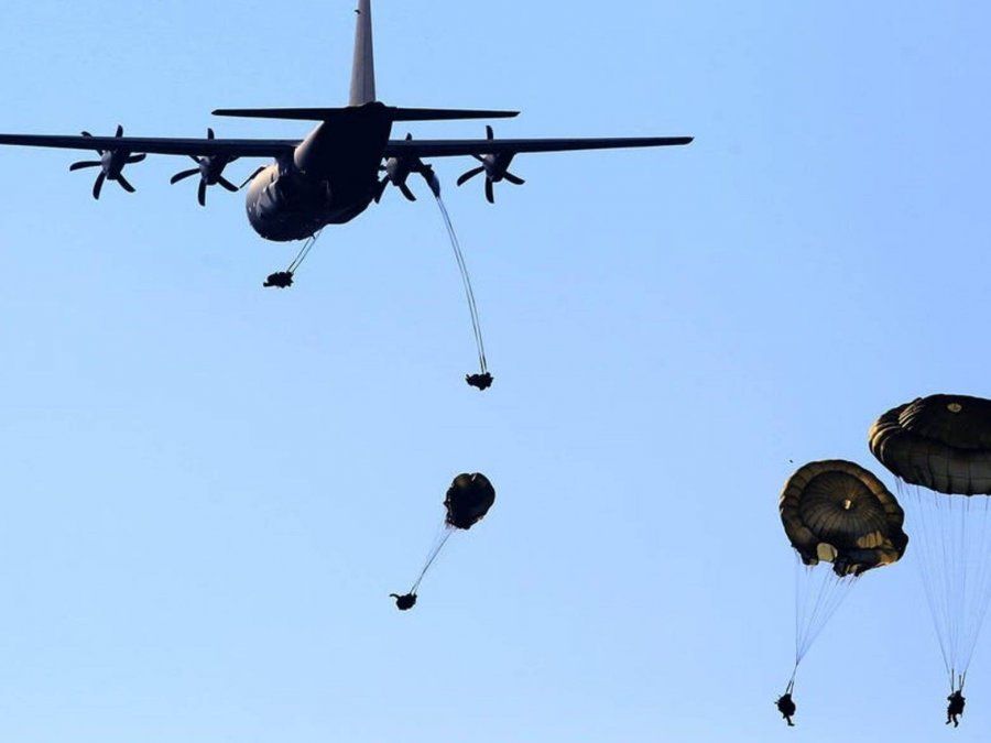 El soldado sufrió un desperfecto que no permitió que se abra su paracaídas por completo.