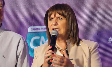 Lo puedo grabar, tenerlo como elemento de prueba. Puedo no escucharlo y tenerlo como un sistema de protección a esa comunicación, dijo Bullrich. Lo puedo grabar, tenerlo como elemento de prueba. Puedo no escucharlo y tenerlo como un sistema de protección a esa comunicación, dijo Bullrich.