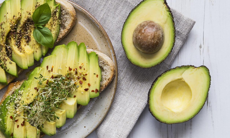 Tostadas integrales con palta para tener un desayuno saludable. Tostadas integrales con palta para tener un desayuno saludable.