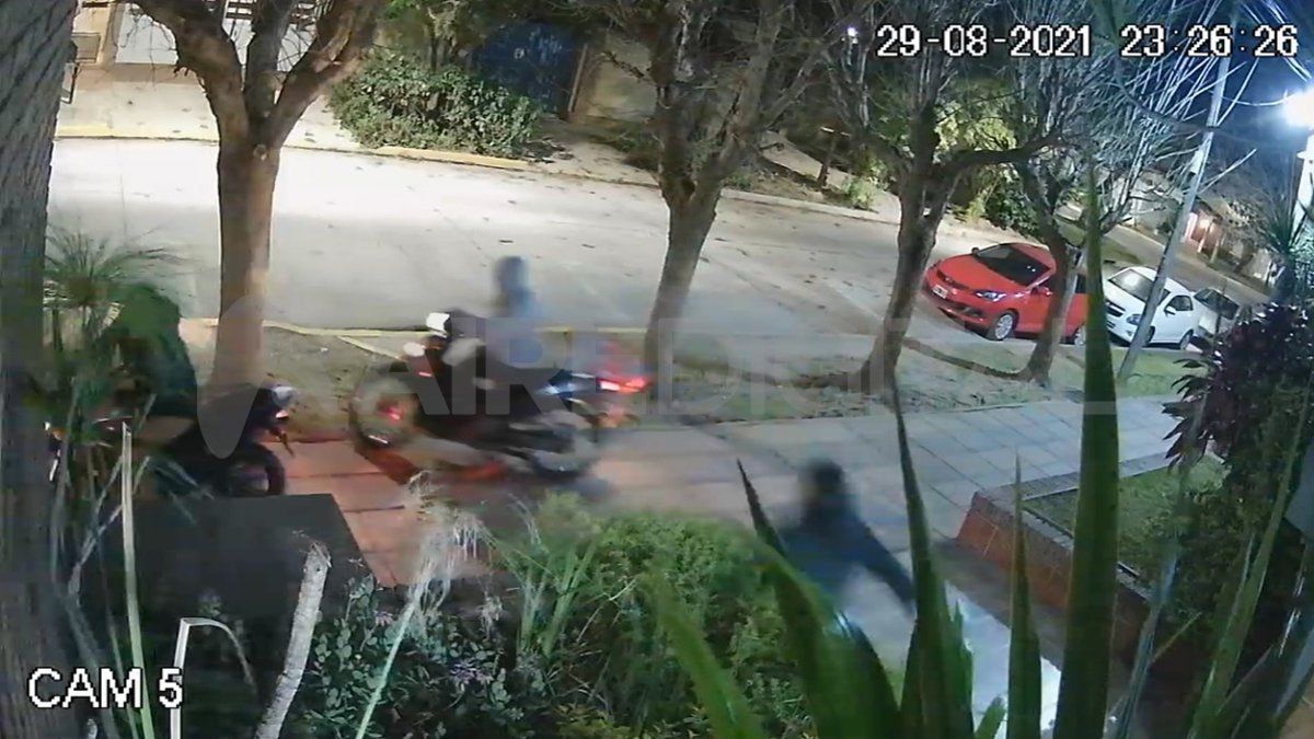 Captura del video: así asaltaron dos motochorros a un cadete de Pedidos Ya en el barrio Candioti
