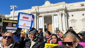 Nueva concentración a favor de la Ley de Emergencia en Discapacidad, frente a la Legislatura de Santa Fe.