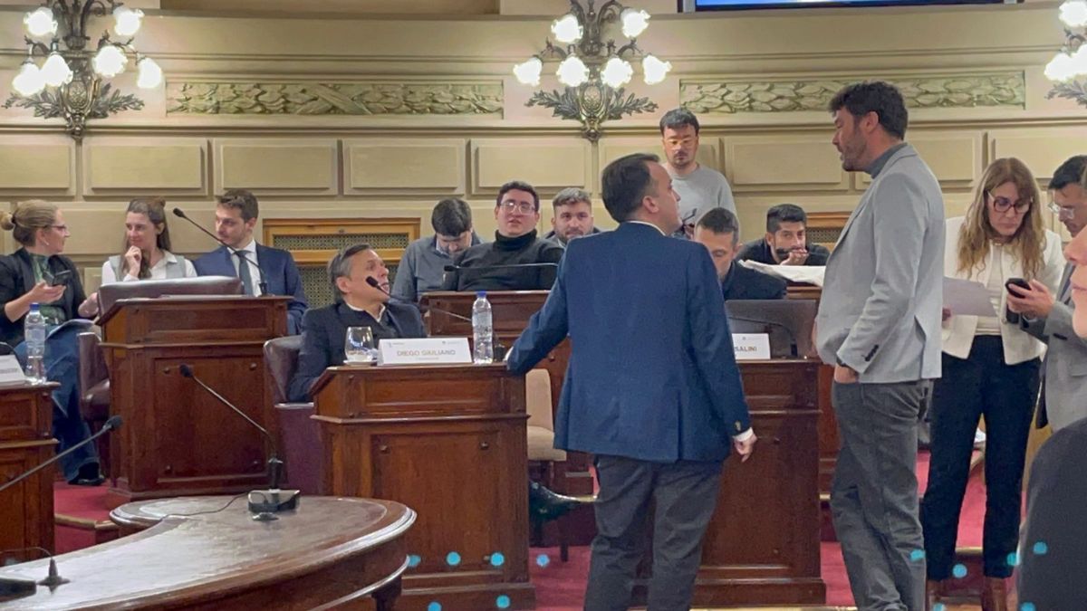 Joaquín Blanco (de espaldas) dialoga con Juan Monteverde (de gris). El oficialismo y la oposición tuvieron su primer chispazo en la Convención del 25. Joaquín Blanco (de espaldas) dialoga con Juan Monteverde (de gris). El oficialismo y la oposición tuvieron su primer chispazo en la Convención del 25.