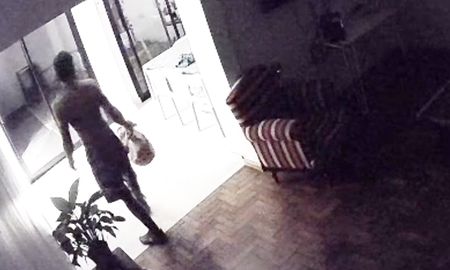 El delincuente entró al domicilio y de manera sigilosa cometió el robo, por el que quedó detenido horas después. El delincuente entró al domicilio y de manera sigilosa cometió el robo, por el que quedó detenido horas después.