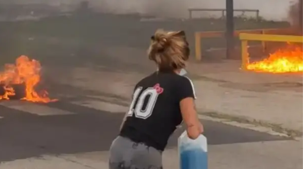 Familiares de un preso muerto se prendieron fuego por error.