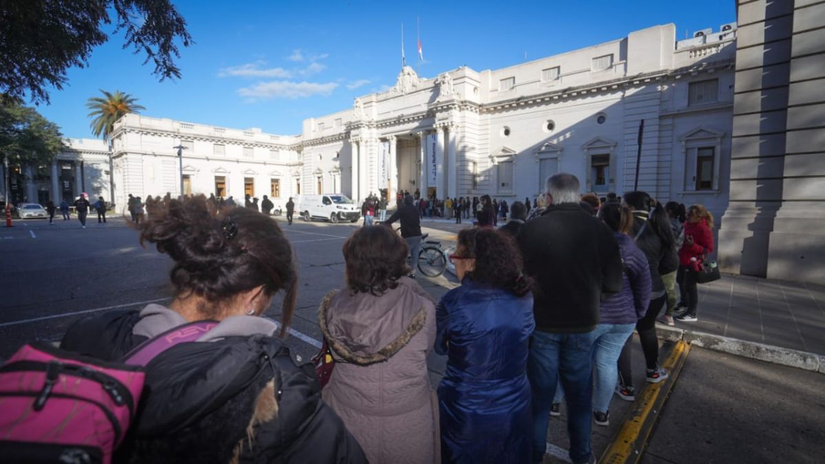 Comienzan a acercarse las personas que quieren darle el último adiós a la Locomotora Oliveras.