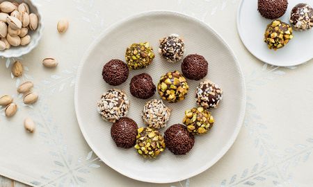 Trufas de vainilla y chocolate para disfrutar un postre riquísimo. Trufas de vainilla y chocolate para disfrutar un postre riquísimo.