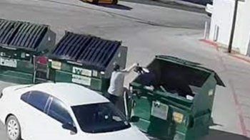 Video: el momento en que una mamá tiró a su bebé recién nacido a un contenedor de basura