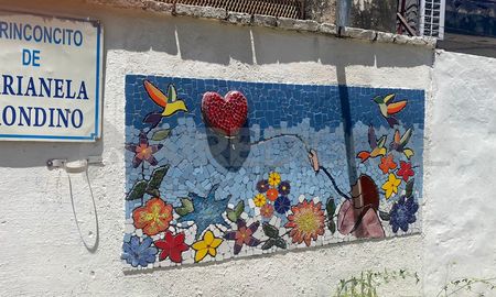 Este lunes 28 de noviembre a las 18.30, el taller Rayuela Mosaico inaugurará un mural en mosaico en memoria de la joven, víctima de la inseguridad, en El Rinconcito de Marianela Brondino. Este lunes 28 de noviembre a las 18.30, el taller Rayuela Mosaico inaugurará un mural en mosaico en memoria de la joven, víctima de la inseguridad, en El Rinconcito de Marianela Brondino.