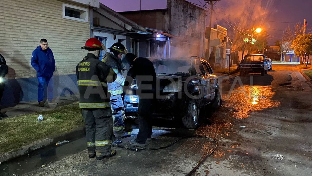 Los bomberos trabajaron en el lugar para aplacar las llamas.