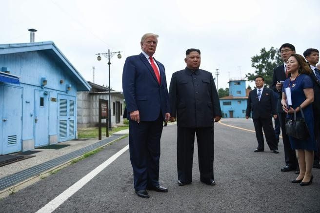 Por primera vez un presidente de Estados Unidos pisa suelo norcoreano